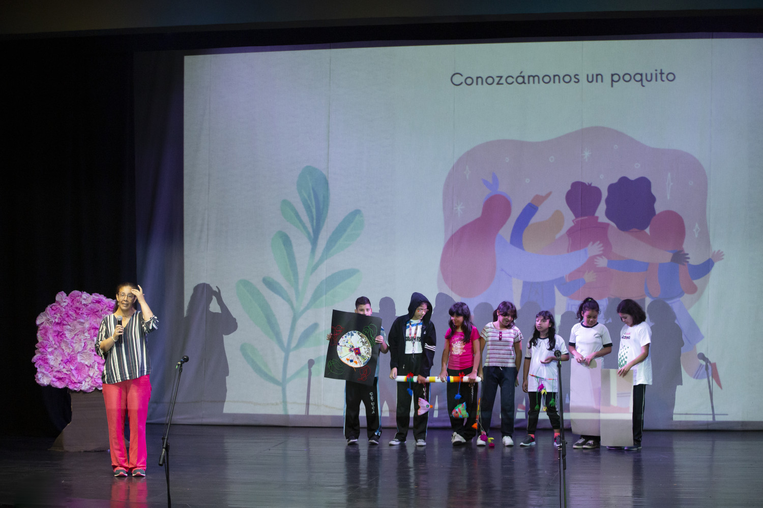 Niños enseñando murales