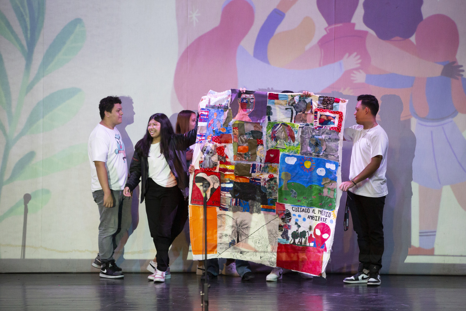 Jóvenes enseñando mural