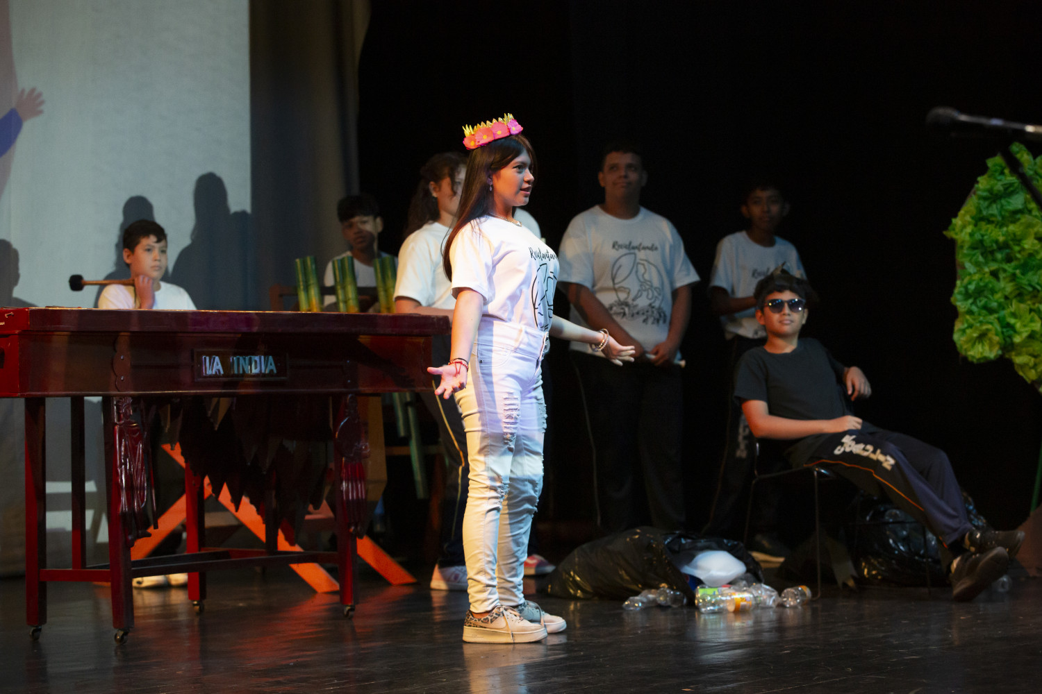 Chica interpretando sobre el escenario