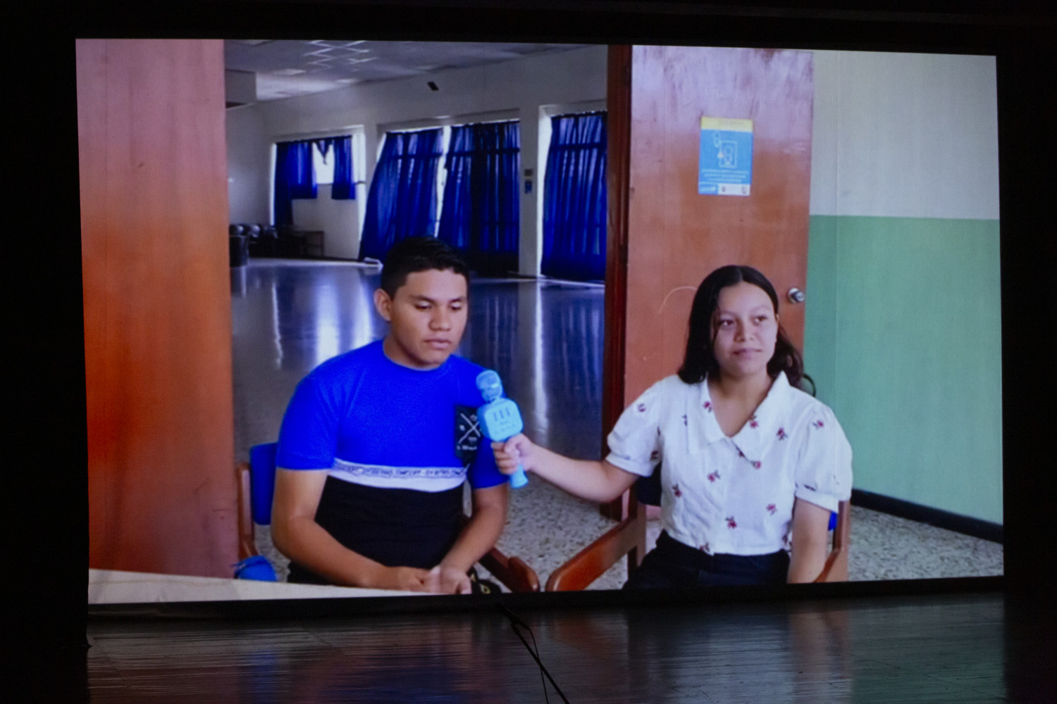 Mujer entrevistando a hombre