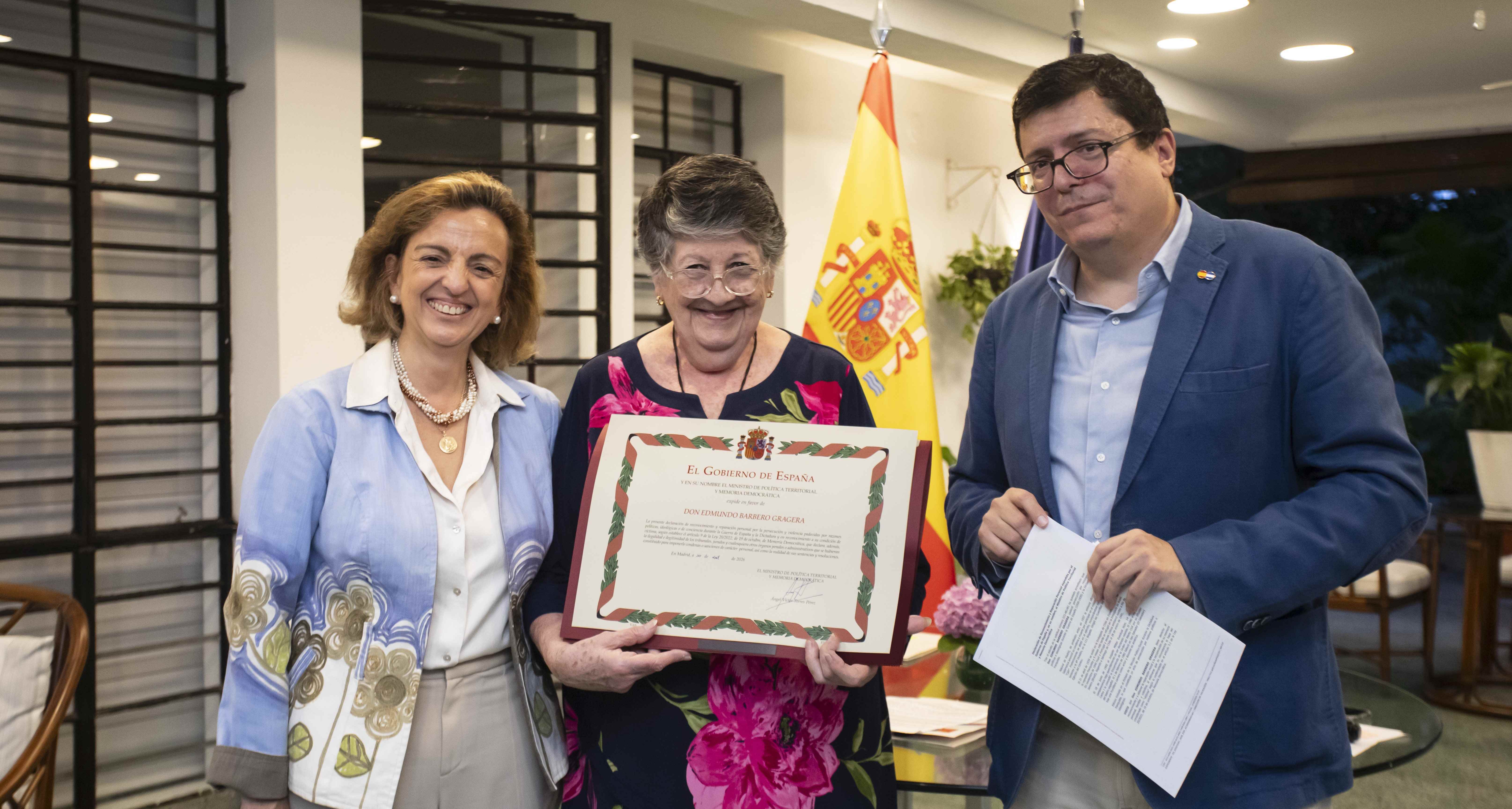 De izquierda a derecha, la embajadora de España en el Salvador (Sonia Álvarez Cibanal), la hija de Edmundo Barbero (Claudia Hérodier) y el director del Centro Cultural de España en El Salvador (Álvaro Ortega)
