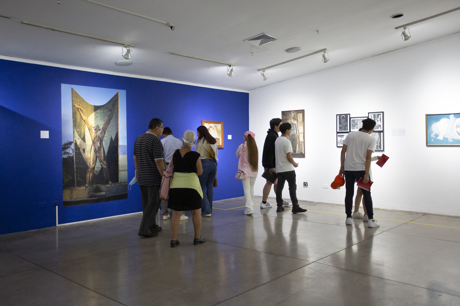 Sala de exposiciones con público