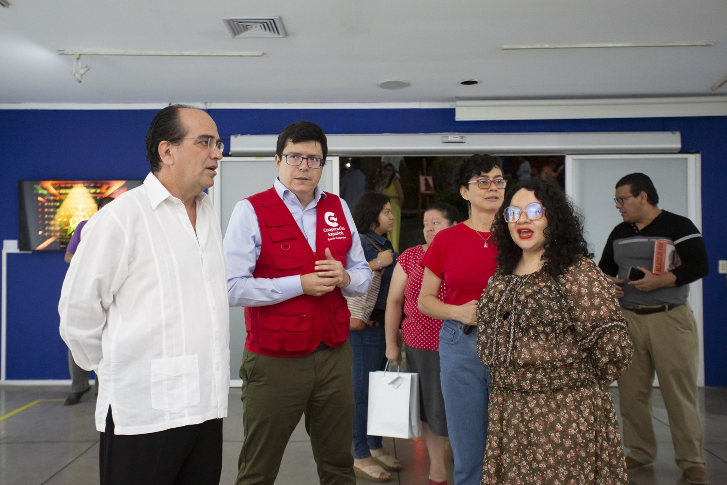 Embajador de España en El Salvador, Carlos de la Morena; el director del CCESV, Álvaro Ortega; la curadora, Elena Salamanca y público