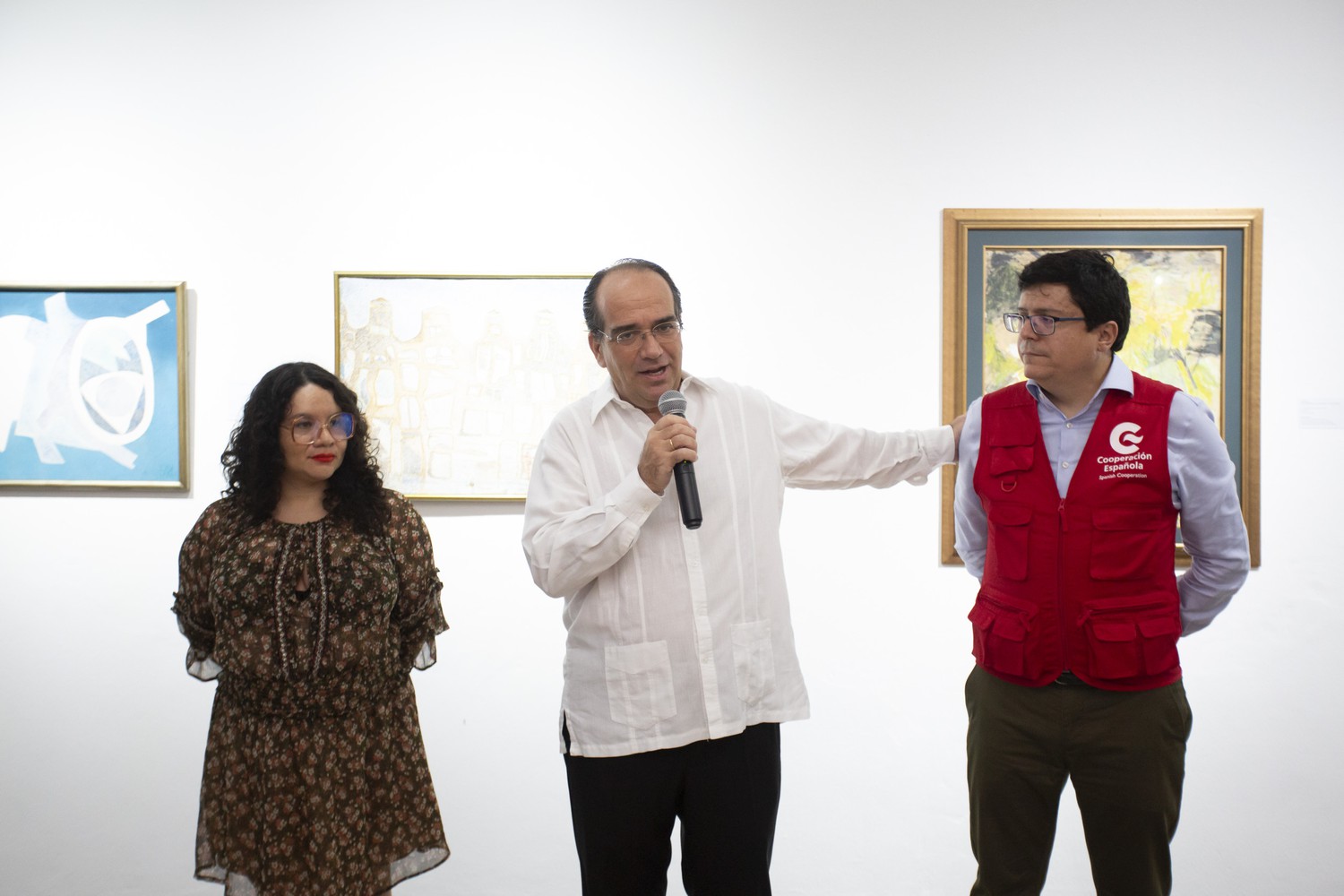 Embajador de España en El Salvador, Carlos de la Morena; el director del CCESV, Álvaro Ortega; la curadora, Elena Salamanca