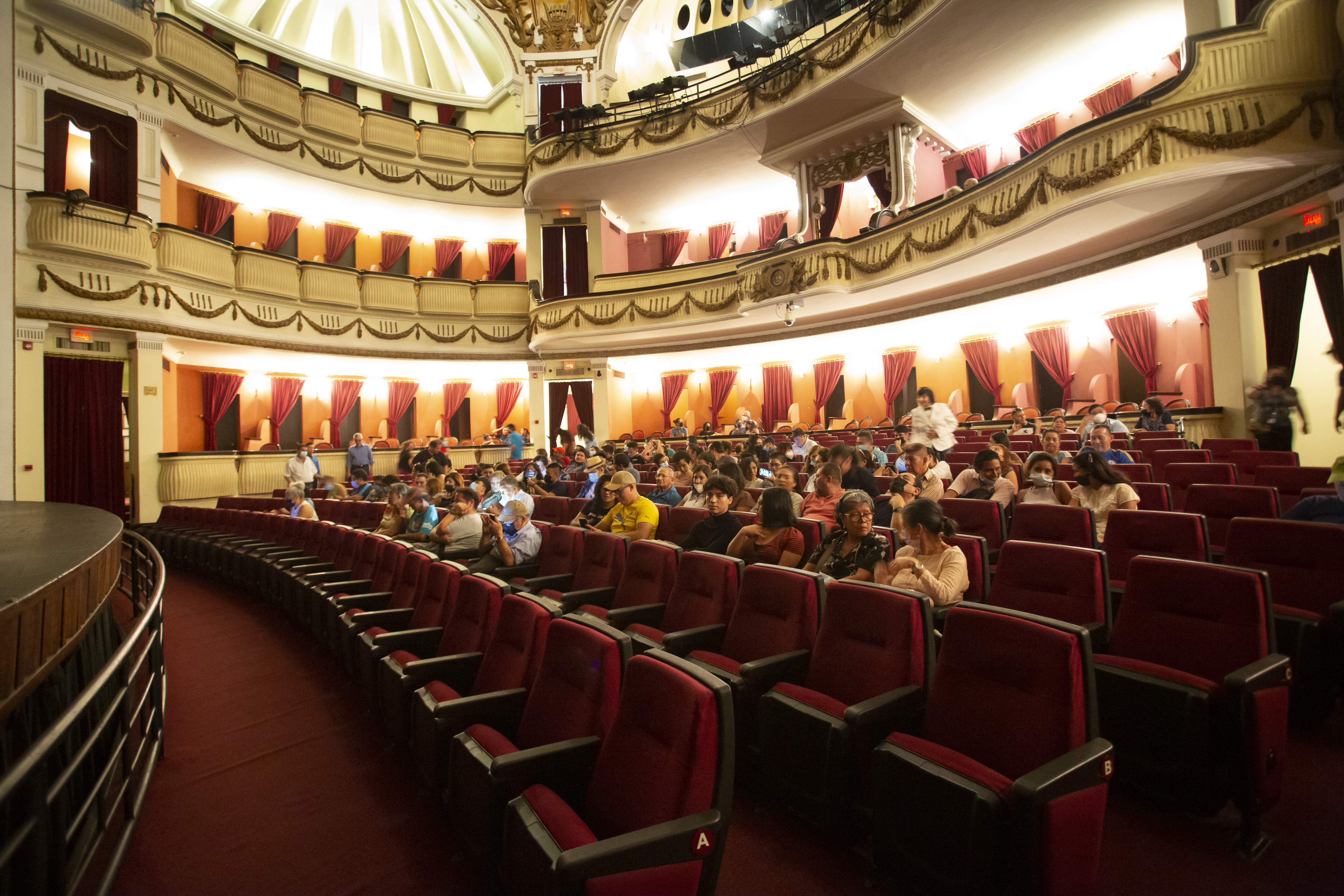 Personas sentadas en el teatro