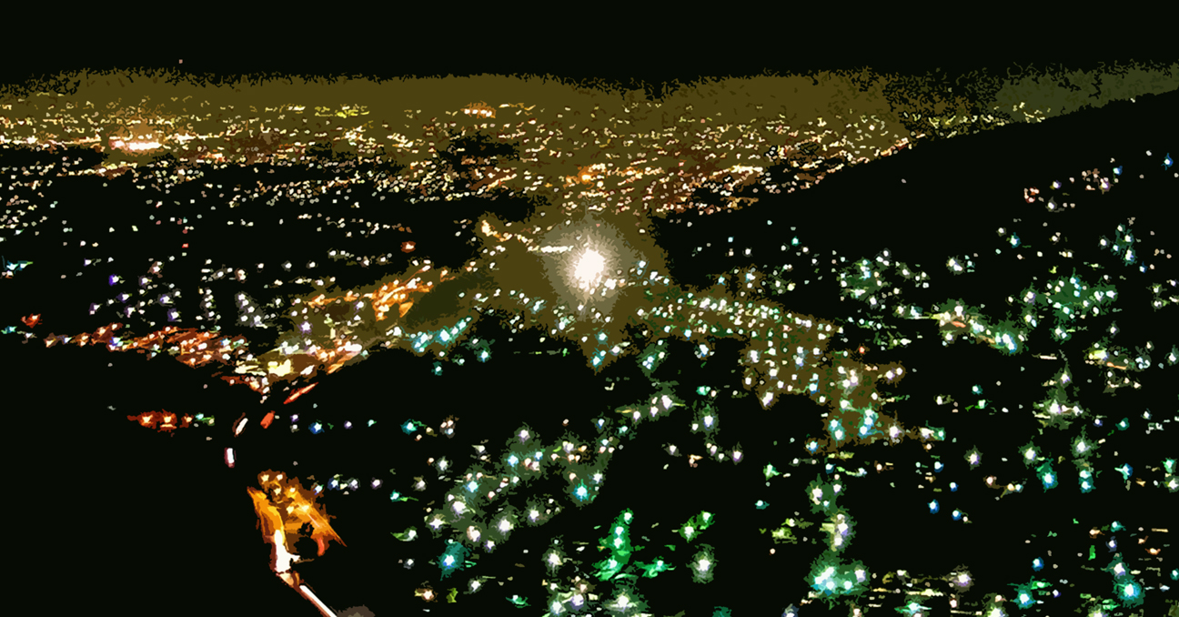Una imagen nocturna del Área Metropolitana de San Salvador con las luces de edificios encendidas