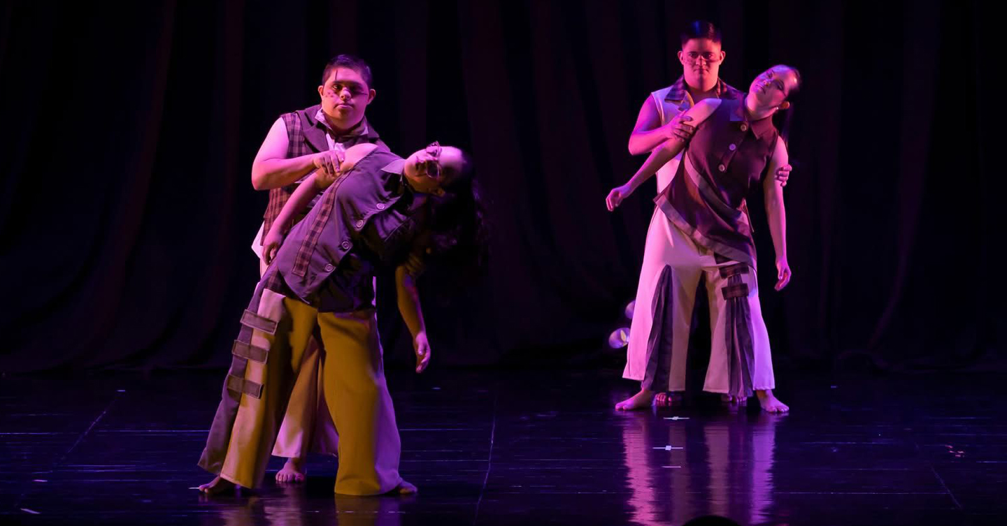 Dos parejas de actores de la compañía Entre Colores y Sombras actuando en un escenario a oscuras