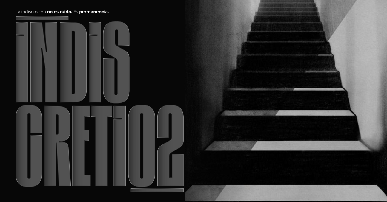 A la derecha, una escalera en claroscuros. A la izquierda, en gran tamaño, el título de la exposición: Indiscretio2. Arriba, el lema: La indiscreción no es ruido. Es permanencia.